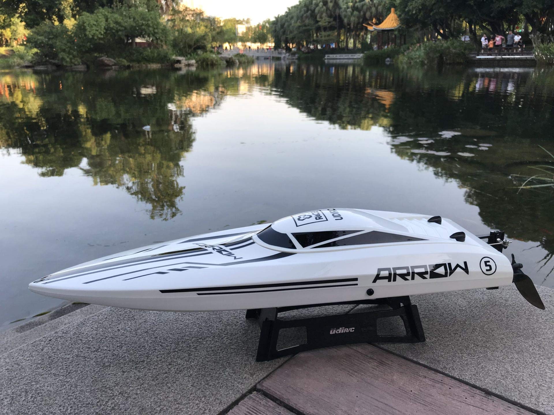 Amazon.co.jp: SOWOFA 2.4Ghz RCボート25.2インチオーバーサイズハル